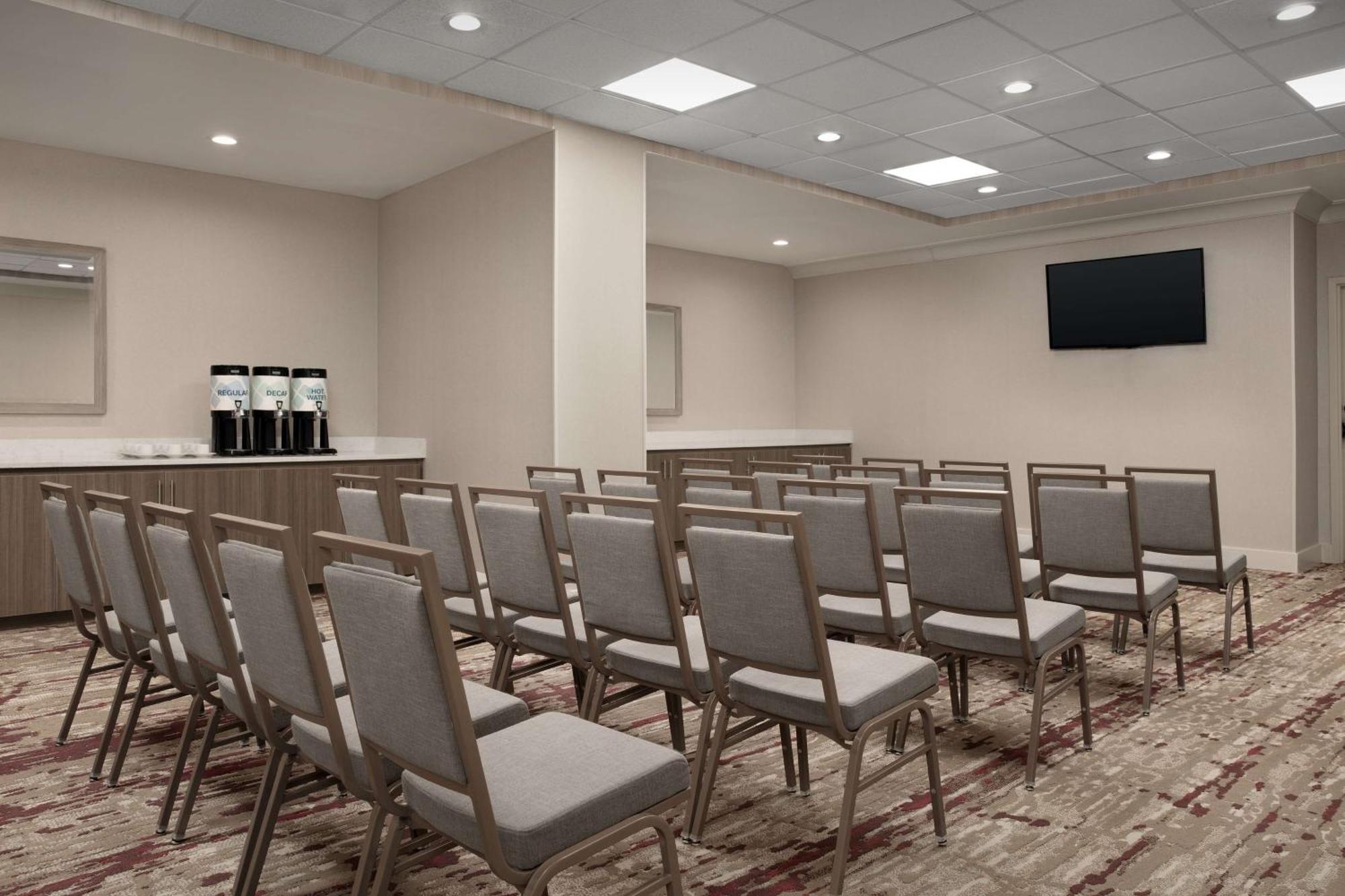 Hilton Garden Inn Philadelphia-Fort Washington Exterior photo