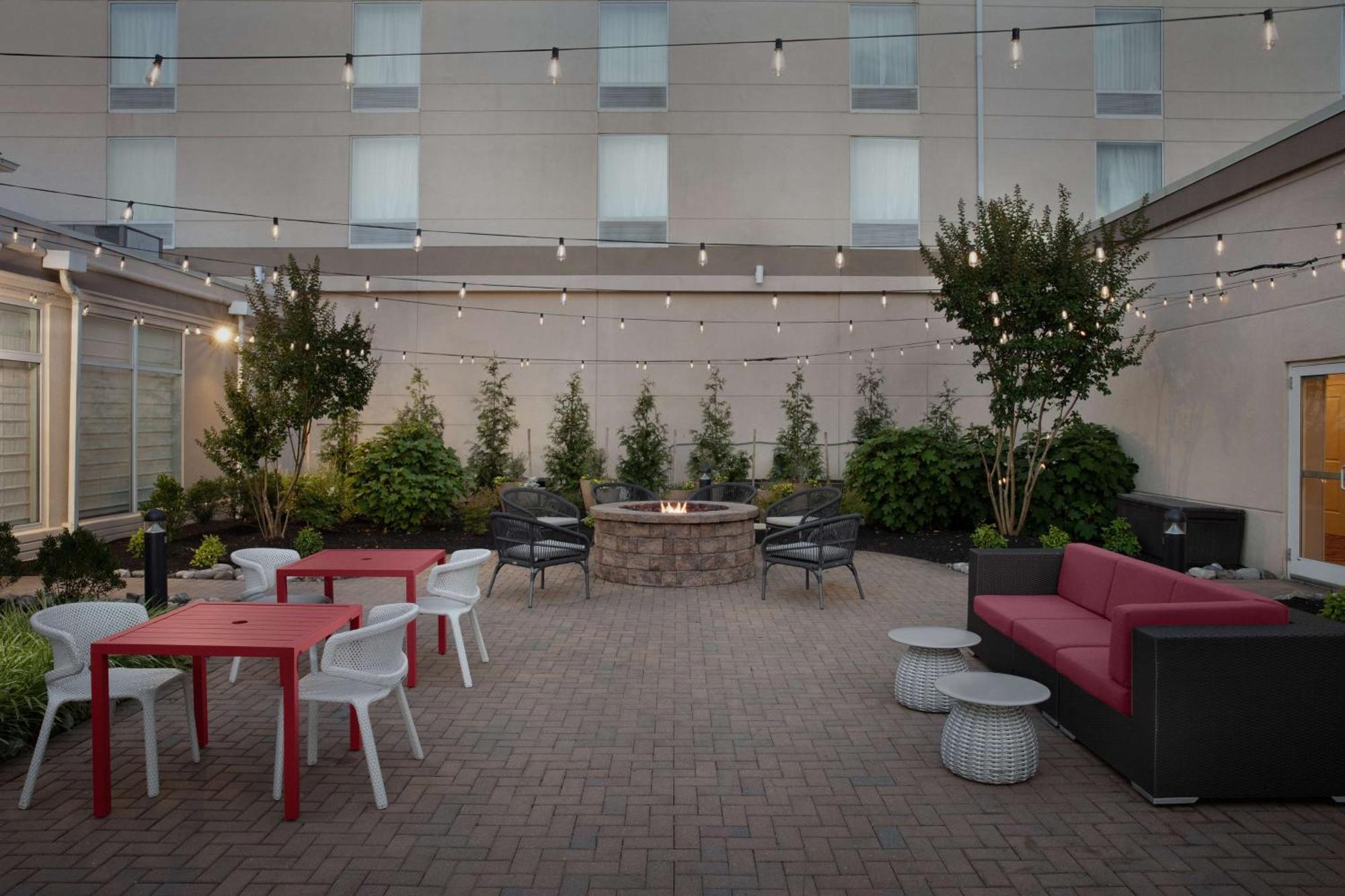Hilton Garden Inn Philadelphia-Fort Washington Exterior photo